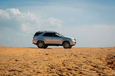 Uribia, La Guajira, Kolombiya - 28 Mayıs 2021: 4x4 Çölde park edilmiş Beyaz Bulutların Arkaplanı ve Mavi Gökyüzü