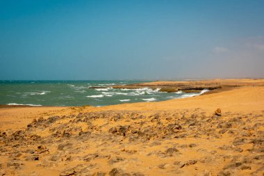 Punta Gallinas, Uribia, La Guajira, Kolombiya 'daki Deniz Dalgaları' nın Güçlü bir şekilde Kıyıya Geldiğini Görüyoruz.