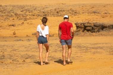 Kolombiya, La Guajira 'da Punta Gallinas Çölü' nde Yürüyen Kafkas Genç Çifti