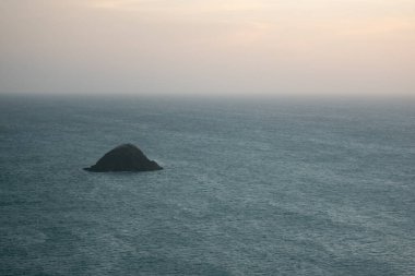 Punta Gallinas, Uribia, La Guajira, Kolombiya yakınlarındaki küçük bir ada manzarası