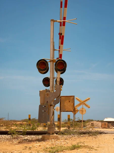 Demiryollarındaki Çöldeki Araçlar Için Dur Şareti — Stok fotoğraf