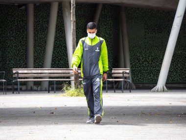 Medellin, Kolombiya - 21 Temmuz 2021: Floresan Giyimli Genç Adamlar Halk Parkında Yürüyüşler ve Bakışlar