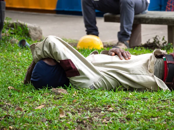 Homem Afro Americano Com Rosto Coberto Dorme Grama Parque Público — Fotografia de Stock