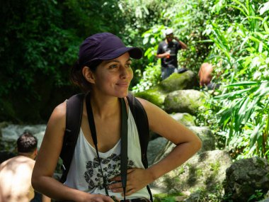 Latin Kadın Mor Şapka Kullanıyor Doğanın Ortasında Oturup Rahatlıyor