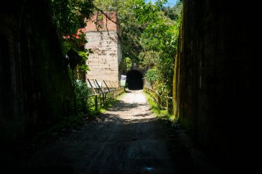 Amaga, Antioquia, Kolombiya 'da güneşli bir günde Karanlık Tünel.