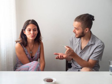 Pencere kenarındaki Latin bir kadın, Kolombiya 'nın başkenti Medellin' de yasal kenevir mekânını gösteren beyaz bir adamı görünce hayal kırıklığına uğradı.