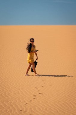 Genç Çekici Asyalı Kadın, Taroa 'nın Kumulları İçin Bir Çanta Taşıyor