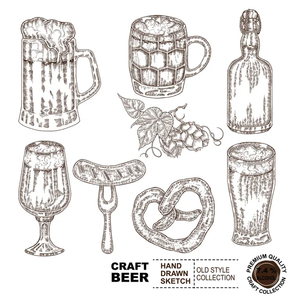 Μπύρα να ορίσετε στυλ vintage σκίτσο. Χέρι συρμένο μπουκάλι, ποτήρι μπύρα, λυκίσκο και λουκάνικο που απομονώνονται σε λευκό — Διανυσματικό Αρχείο