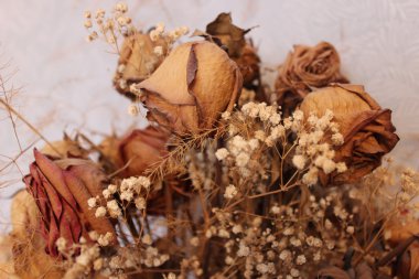 Bir buket kurumuş gül.