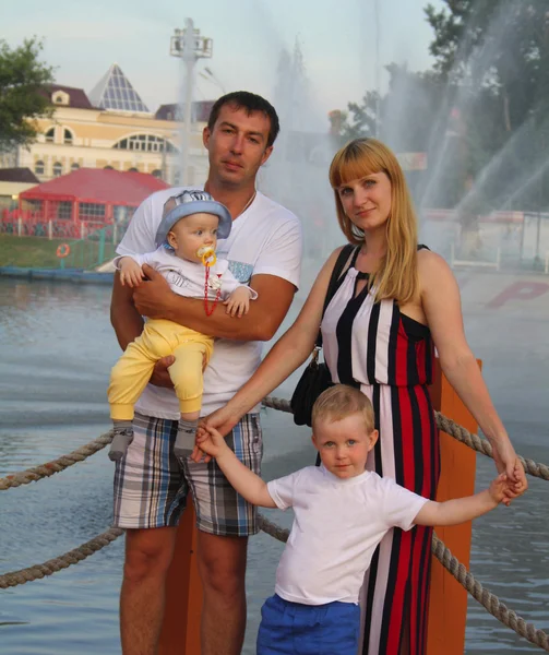 Семья на фонтане — стоковое фото