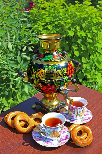 Tea and a samovar — Stock Photo, Image