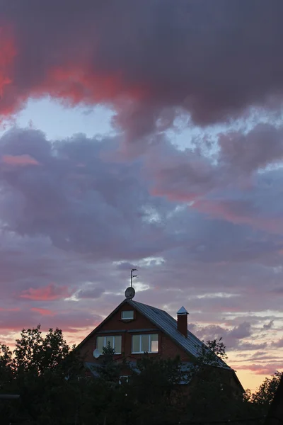 Sonnenuntergang über dem Haus — Stockfoto