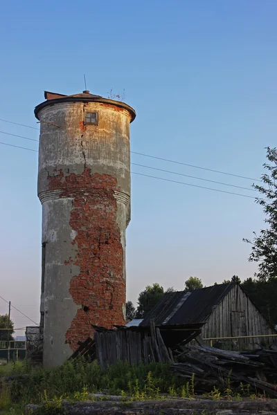 Wody wieża wioska — Zdjęcie stockowe