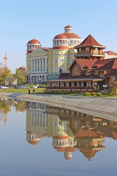 bir su birikintisi ile kentsel peyzaj