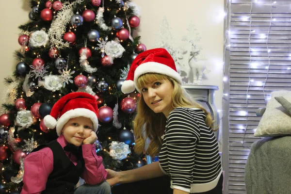 Anne ve oğlu Noel şapka içinde — Stok fotoğraf