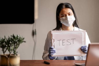Asyalı doktor. Virüs. Deneme. Koruyucu maske. Bulaşıcı derecede tehlikeli. Eldiven koruması. Salgın hastalık. Elini yıka. Tıp konsepti
