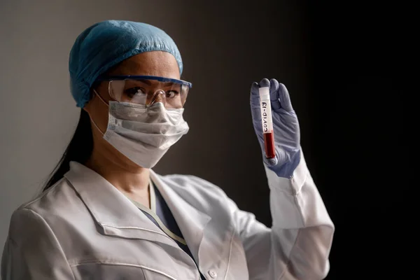 Dokter Asia Virus Vaksin Uji Topeng Pelindung Berinfeksi Berbahaya Sarung — Stok Foto