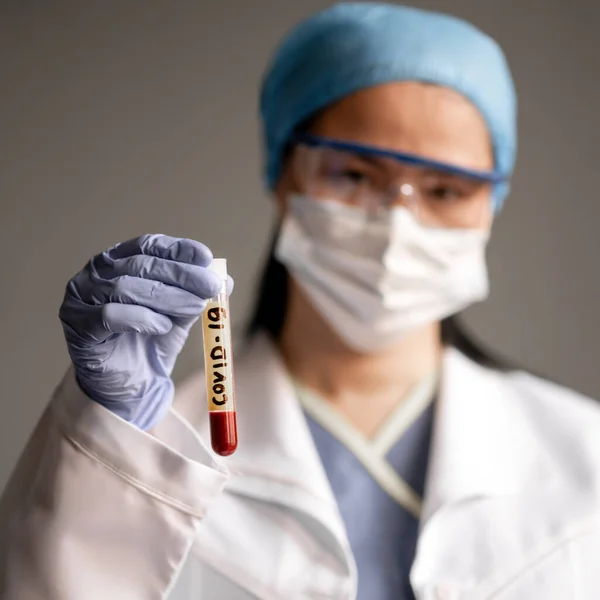 Dokter Asia Dengan Tes Virus Dengan Topeng Pelindung Berinfeksi Berbahaya — Stok Foto