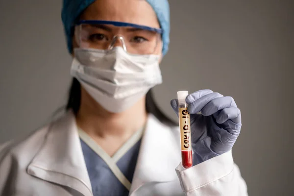 Dokter Asia Dengan Vaksin Dengan Topeng Pelindung Berinfeksi Berbahaya Perlindungan — Stok Foto