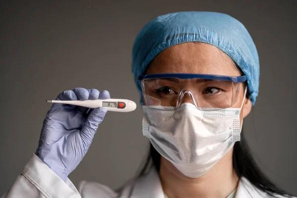 Dokter Termometer Dengan Suhu Tinggi Suhu Tubuh Gejala Virus Konsep — Stok Foto