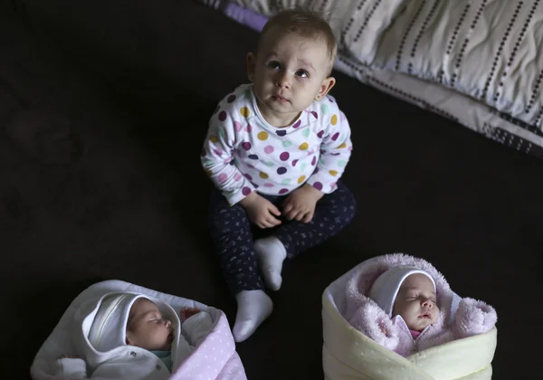 Los gemelos recién nacidos en una manta con su hermana de un año — Foto de Stock