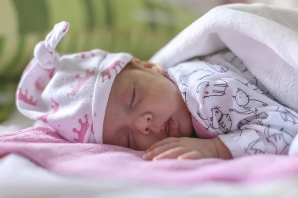 Bebê dormindo em um cobertor — Fotografia de Stock