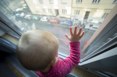 Yalnız çocuk üzücü