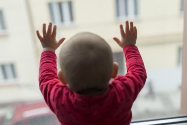 Yalnız çocuk üzücü