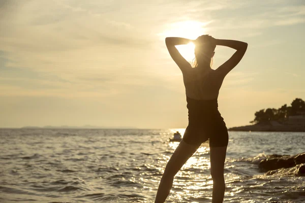 Fille à la mer — Photo