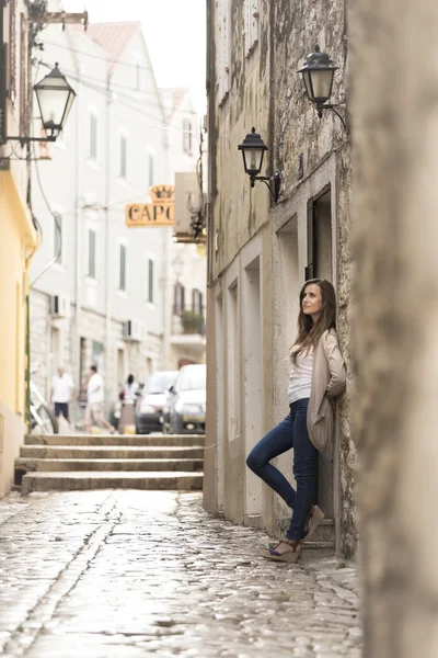 Menina bonita esperando em uma rua histórica — Fotografia de Stock