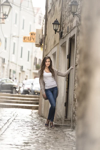 Hermosa chica posando en una calle histórica — Foto de Stock