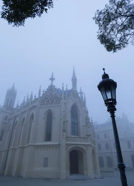 Lednice 为雾中的城堡 — 图库照片
