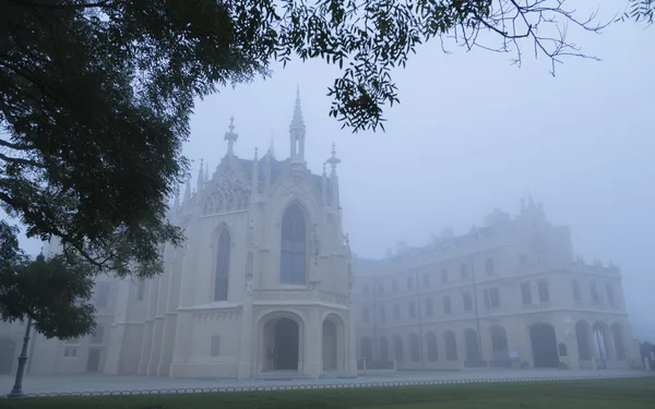 Lednice Burg im Nebel — Stockfoto