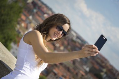 Bir güzel genç turist kadın portresi