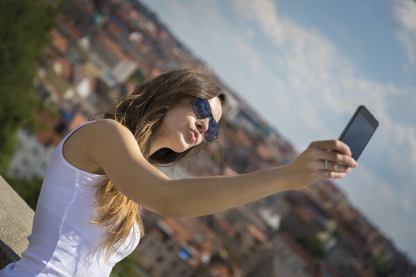 Портрет красивой молодой туристки
