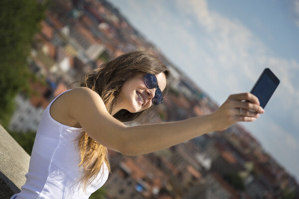 Портрет красивой молодой туристки
