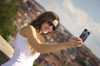 Bir güzel genç turist kadın portresi