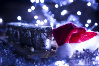 Advent, dört mum dekore edilmiş ve Santa Claus şapka