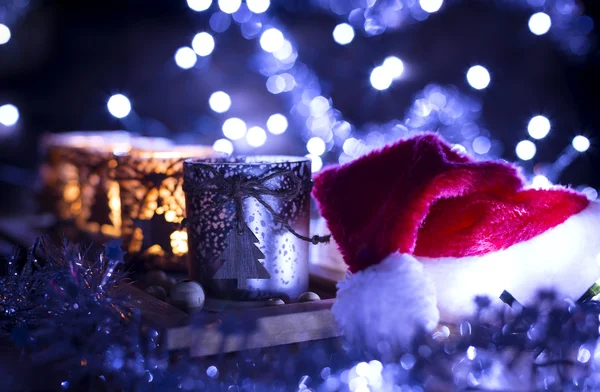 Advent, čtyři svíčky zdobené a Santa Claus klobouk — Stock fotografie
