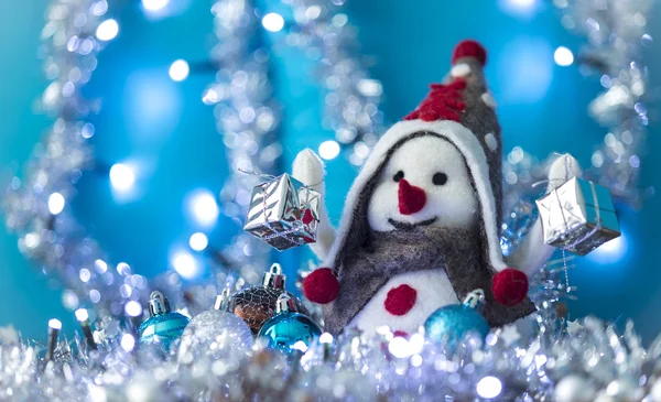 Muñeco de nieve trajo regalos de Navidad — Foto de Stock