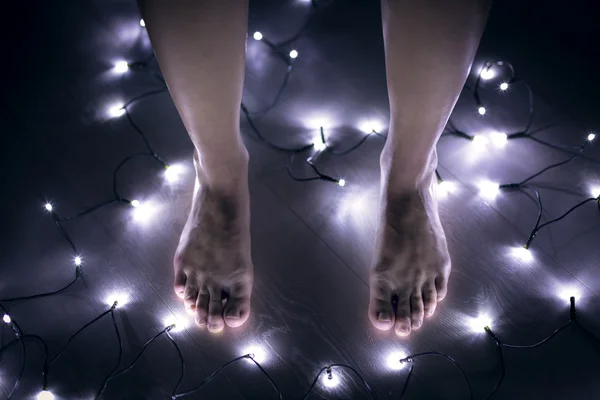 Bare female feet standing on the floor — Stock Photo, Image