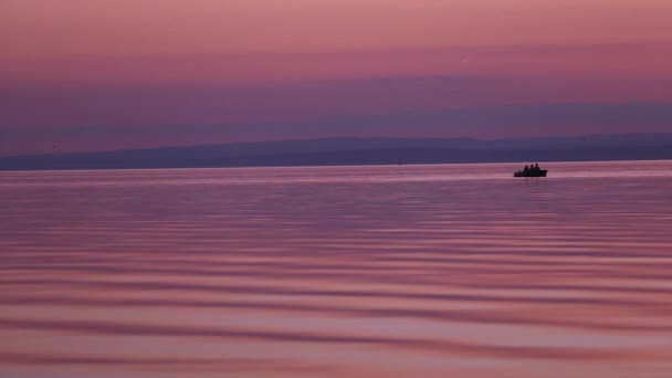 Bambini su una barca su un lago — Video Stock