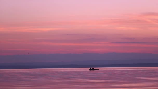 Niños en un barco en un lago — Vídeos de Stock