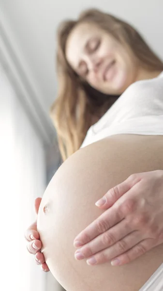 Barriga de uma mulher grávida — Fotografia de Stock