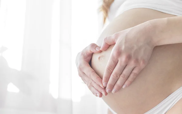 Barriga de uma mulher grávida — Fotografia de Stock