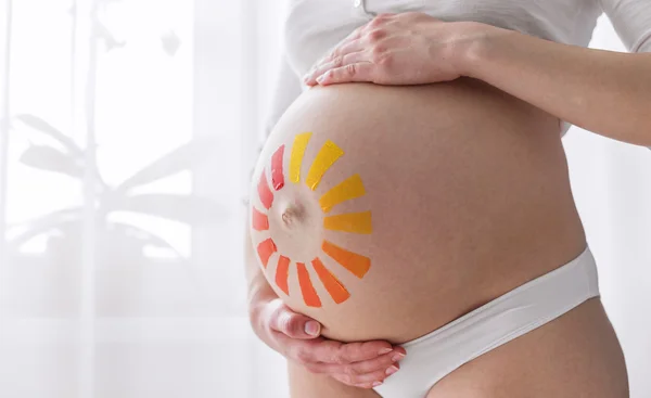 Beautiful pregnant woman loading — Stock Photo, Image