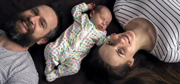 Jonge gelukkige familie — Stockfoto