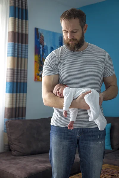 Aylık bebek kol üzerinde uyku