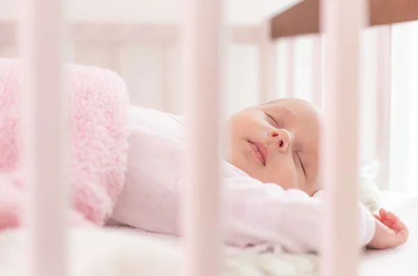 Новорожденный сон — стоковое фото