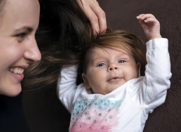 Haar op zijn hoofd pasgeboren — Stockfoto